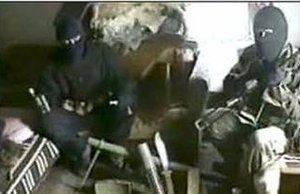 Da en dansktyrker og en svensker i 2005 blev anholdt i Sarajevo, havde de en martyvideo på sig. På videoen kunne man se dem fremvise de våben og sprængstoffer, som de skulle bruge under et terrorangreb. Foto: Stillbillede fra martyrvideoen